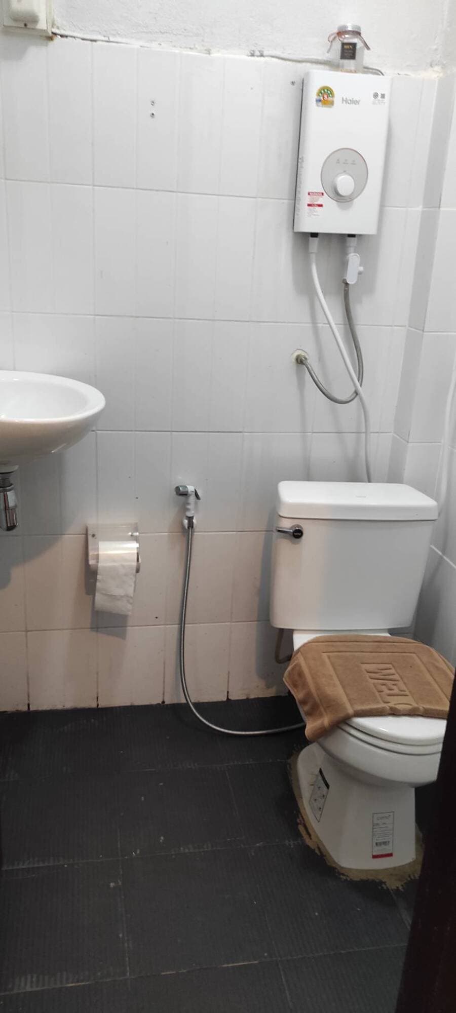 Bathroom with amenities at A-Thip House Pai